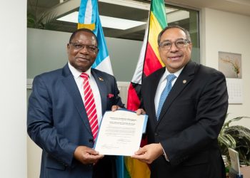 Vicecanciller Julio Orozco recibe copias de estilo de embajador de Zimbabue