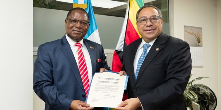 Vicecanciller Julio Orozco recibe copias de estilo de embajador de Zimbabue