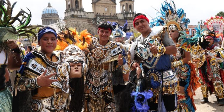 Encuentro de Conviteros 2026: Más de un centenar de agrupaciones llenan de color y música el Centro Histórico