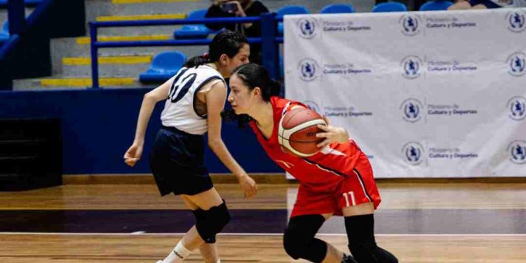¡La pasión universitaria se juega en cada canasta!