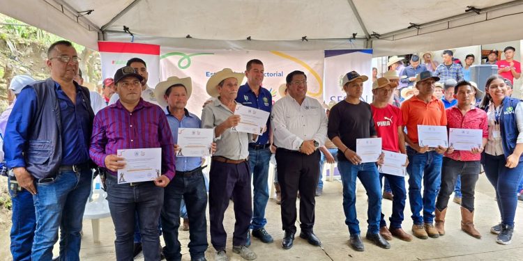 Chapulín, Camotán, es reconocida como Microrregión Ejemplar Mano a Mano y gradúa a 82 agentes de cambio