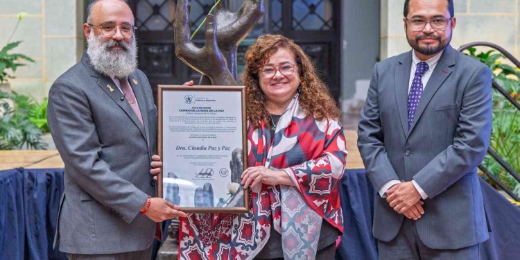 Claudia Paz y Paz es reconocida con el Cambio de la Rosa de La Paz