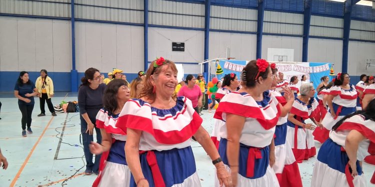 Mujeres por América promueve la identidad cultural mediante danzas folclóricas