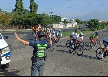 Ciclistas recorren las carreteras de Guatemala con acompañamiento preventivo