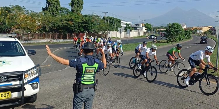 Ciclistas recorren las carreteras de Guatemala con acompañamiento preventivo