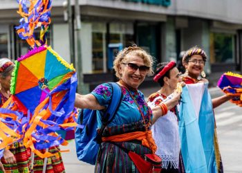 Adultos mayores celebran la Independencia con una caminata por la Avenida La Reforma