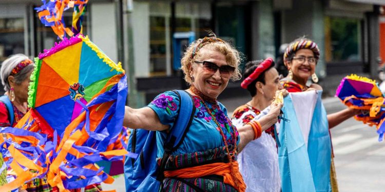 Adultos mayores celebran la Independencia con una caminata por la Avenida La Reforma