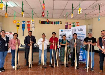 Directores de centros educativos de Quiché reciben insumos para implementar huertos escolares