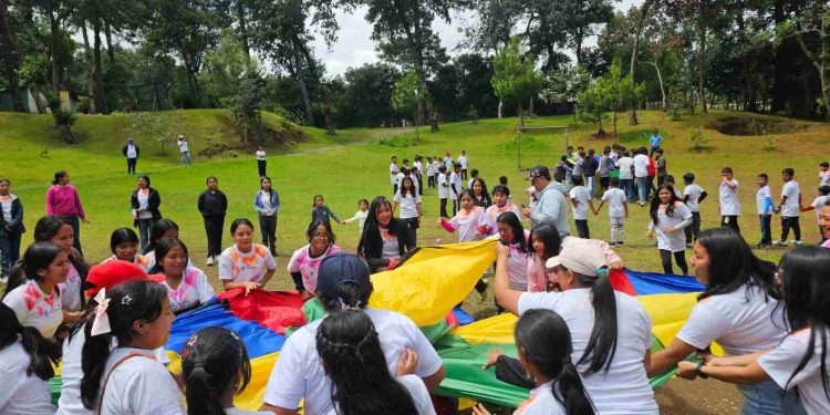 Más de 250 personas participaron en jornada de senderismo activo en Iximché