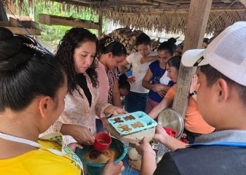 Mujeres elaboran jabones artesanales con ingredientes naturales