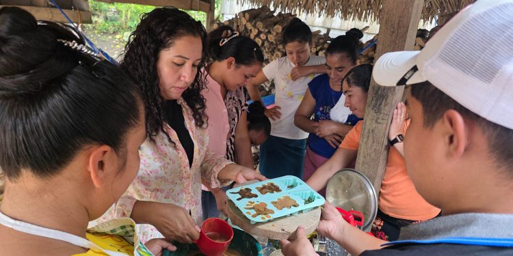 Mujeres elaboran jabones artesanales con ingredientes naturales