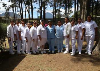 “Pequeños Guerreros”, un reconocimiento en Quetzaltenango a pacientes recuperados en la Clínica Madre Canguro