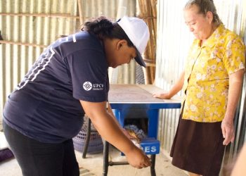 Servidores cívicos orientan a familias de San Juan Ermita sobre el uso de dotaciones de Mano a Mano