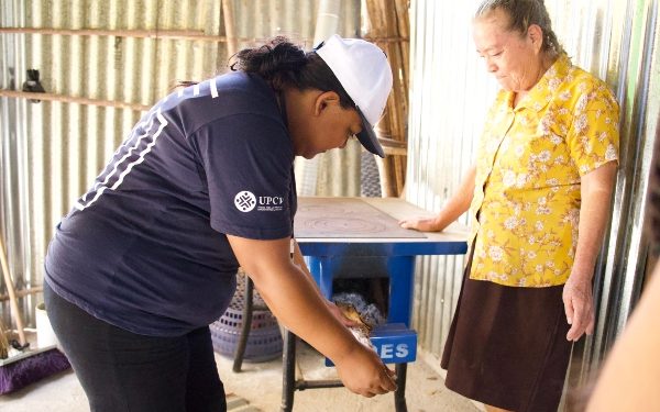 Servidores cívicos orientan a familias de San Juan Ermita sobre el uso de dotaciones de Mano a Mano