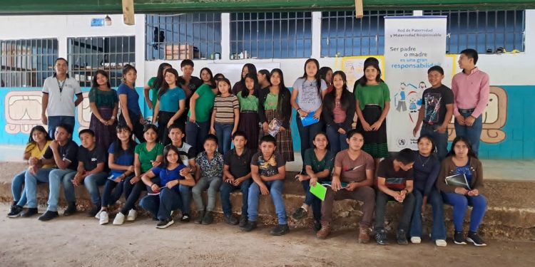 Personal de salud de Petén orienta a jóvenes sobre prevención de embarazos en adolescentes, autoestima y salud mental
