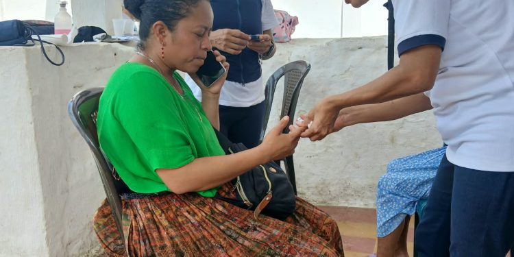 Personal de salud proporcionó atención en Santa María Cahabón tras lluvias 