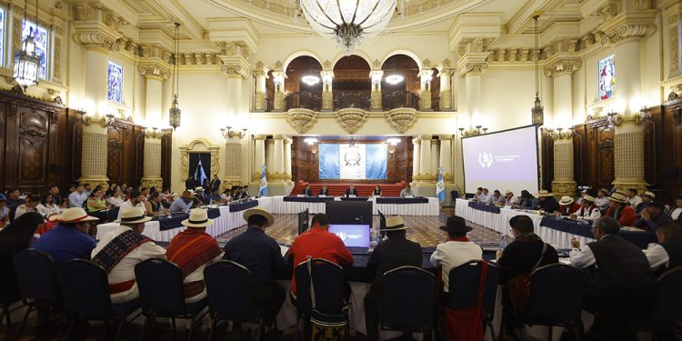 Gobierno aborda avances y desafíos del derecho a la salud con autoridades indígenas ancestrales