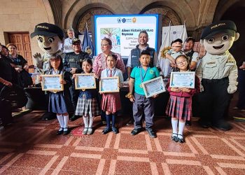 Premian a estudiantes ganadores del Certamen “Yo Soy Prevención”