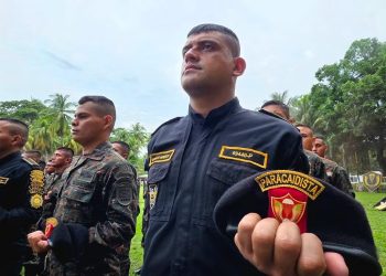 Policías se especializan en paracaidismo