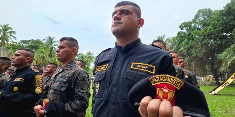 Policías se especializan en paracaidismo