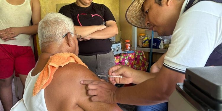 Centro de Salud de Puerto Barrios aplica más de 2,500 dosis contra el sarampión en dos semanas del Plan de Intensificación