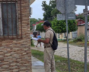 Personal de salud realiza nebulización para prevenir el dengue en el norte de Petén