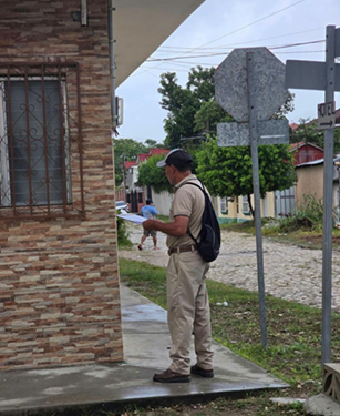 Personal de salud realiza nebulización para prevenir el dengue en el norte de Petén