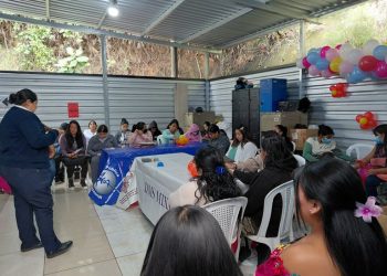 Equipos de salud orientan a mujeres de Mixco sobre maternidad saludable