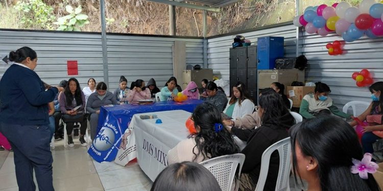 Equipos de salud orientan a mujeres de Mixco sobre maternidad saludable