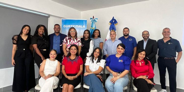 Consejería Comercial y Arajet promueven en República Dominicana la riqueza turística de Guatemala