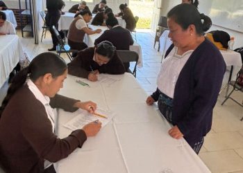 Auxiliares de enfermería participan en proceso de evaluaciones para optar a plazas permanentes en salud
