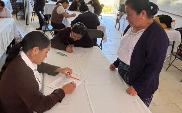 Auxiliares de enfermería participan en proceso de evaluaciones para optar a plazas permanentes en salud