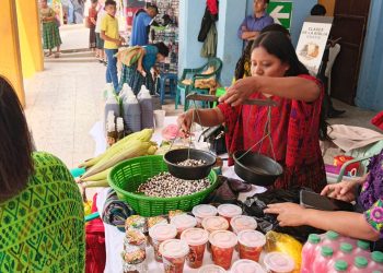 Población de Alta Verapaz accede a los alimentos frescos y de calidad en Feria del Agricultor