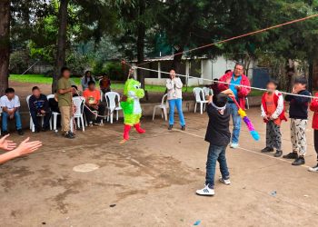 Juegos, comida y piñata en Diamante IV, celebrando el Día del Niño