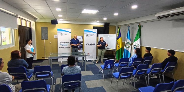 Mintrab realiza charlas informativas para becas de estudio