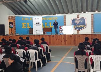 95 jóvenes graduandos reciben orientación laboral