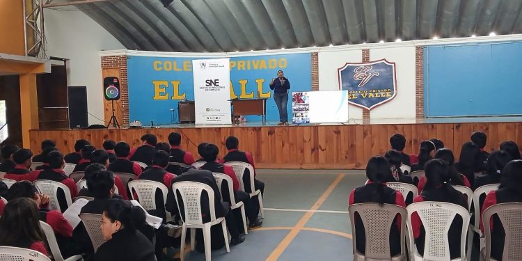 95 jóvenes graduandos reciben orientación laboral