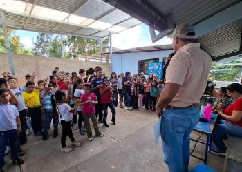 Capacitan a estudiantes y maestros para prevenir el Gusano Barrenador