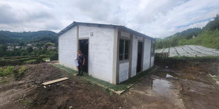 Familias de Santa Apolonia recibieron las llaves de sus nuevos hogares