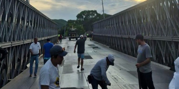 Habilitan paso vehicular en el puente Santiago en Gualán, Zacapa