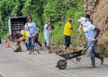 Retiran derrumbe en carretera que conecta Sololá con San José Chacayá