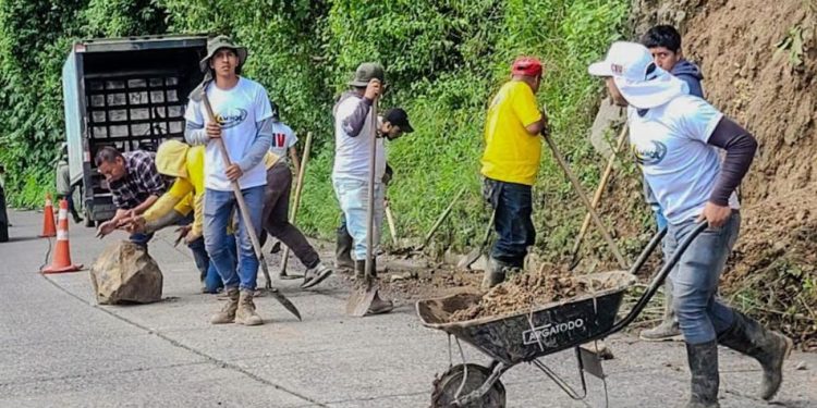 Retiran derrumbe en carretera que conecta Sololá con San José Chacayá