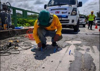 Reparan fisuras en puente Río Dulce como parte de su rehabilitación