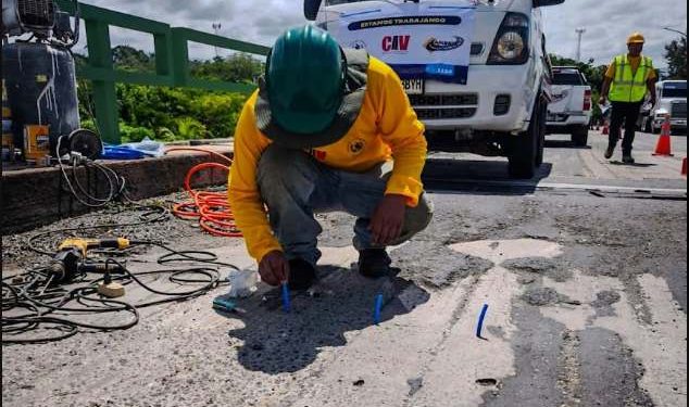 Reparan fisuras en puente Río Dulce como parte de su rehabilitación