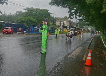 Brindan seguridad vial a estudiantes de centro educativo de la costa sur