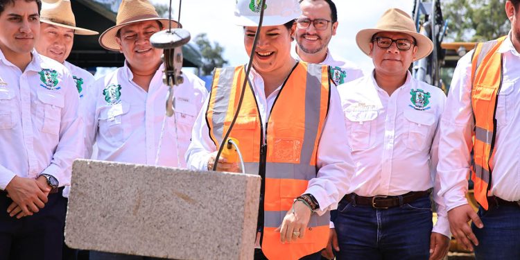 Colocan la primera piedra de la nueva residencia estudiantil femenina de la ENCA