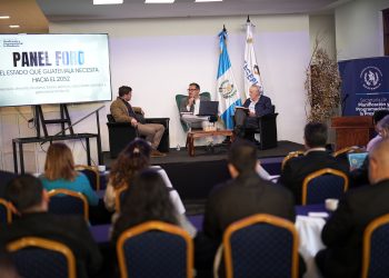 Panel foro discute sobre gobernanza y fortalecimiento del Estado guatemalteco