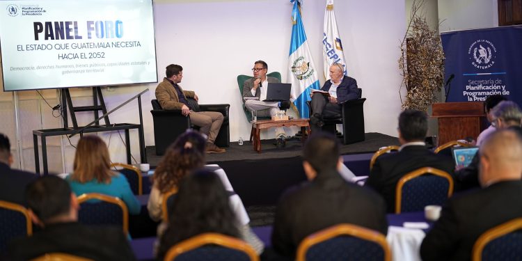 Panel foro discute sobre gobernanza y fortalecimiento del Estado guatemalteco