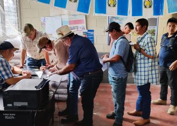 Entregan semilla mejorada de frijol a agricultores de Zacapa