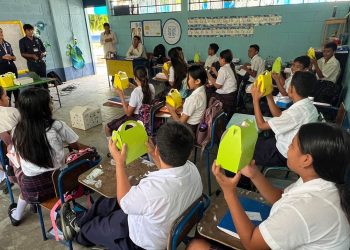 Escolares de Morales se capacitan en el cuidado responsable de proyectos avícolas